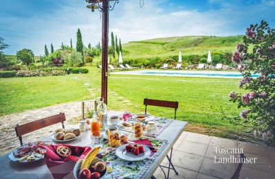 Landhaus kaufen Castiglione d'Orcia, Toskana, RIF 3053 Sitzmöglichkeit mit Blick auf Pool