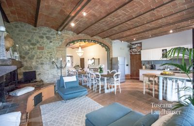 Landhaus kaufen Castiglione d'Orcia, Toskana, RIF 3053 Wohn-Essbereich mit Küchenzeile