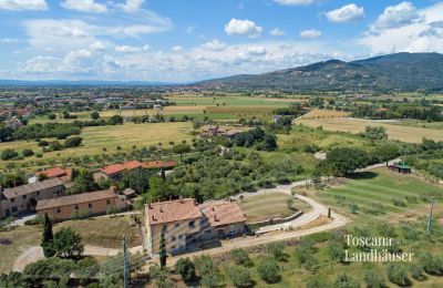 Casa di campagna in vendita Cortona, Toscana, RIF 3085 Blick auf Landhaus und Umgebung