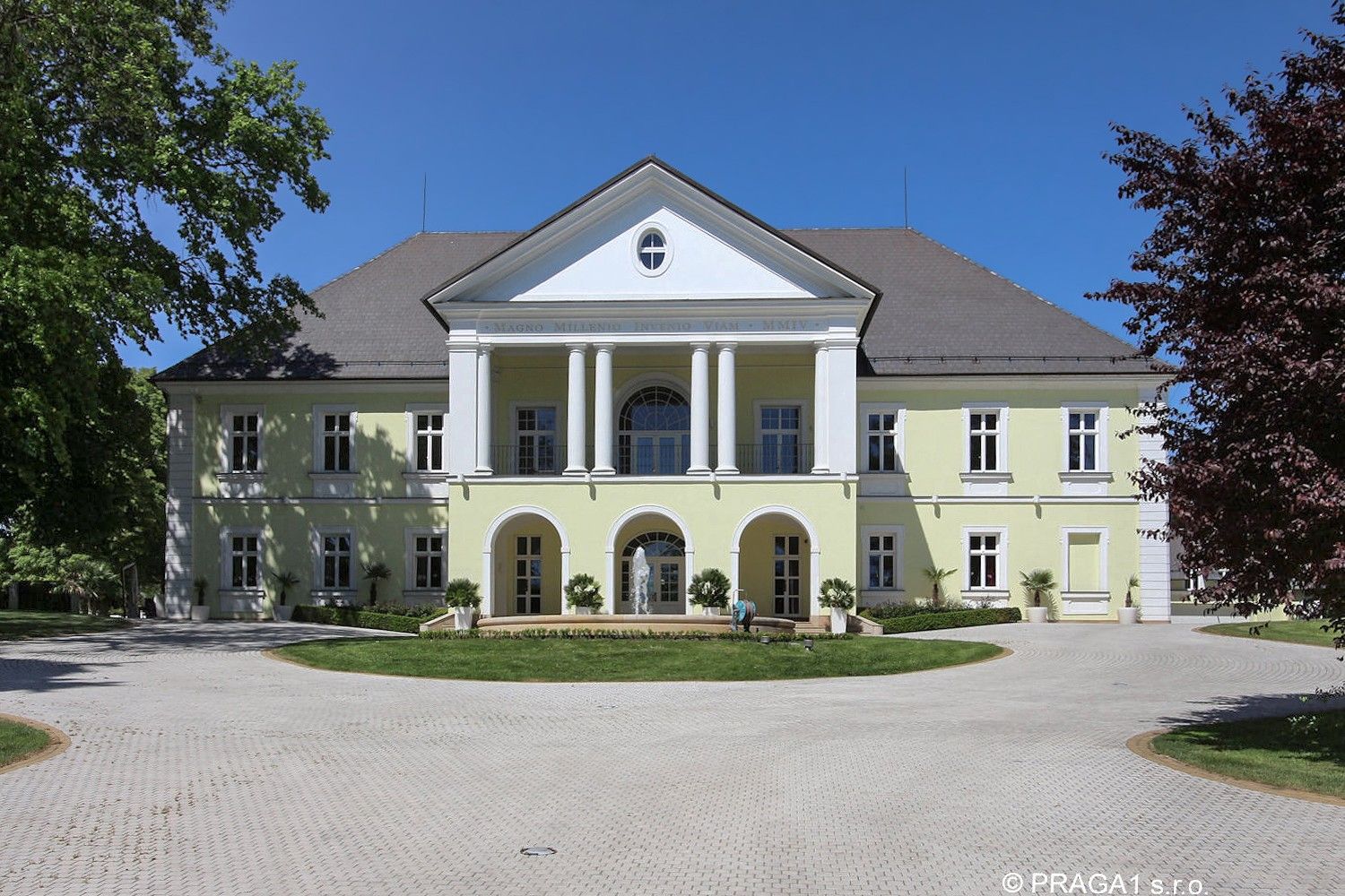 Fotos Barockschloss zum Erwerb bei Prag