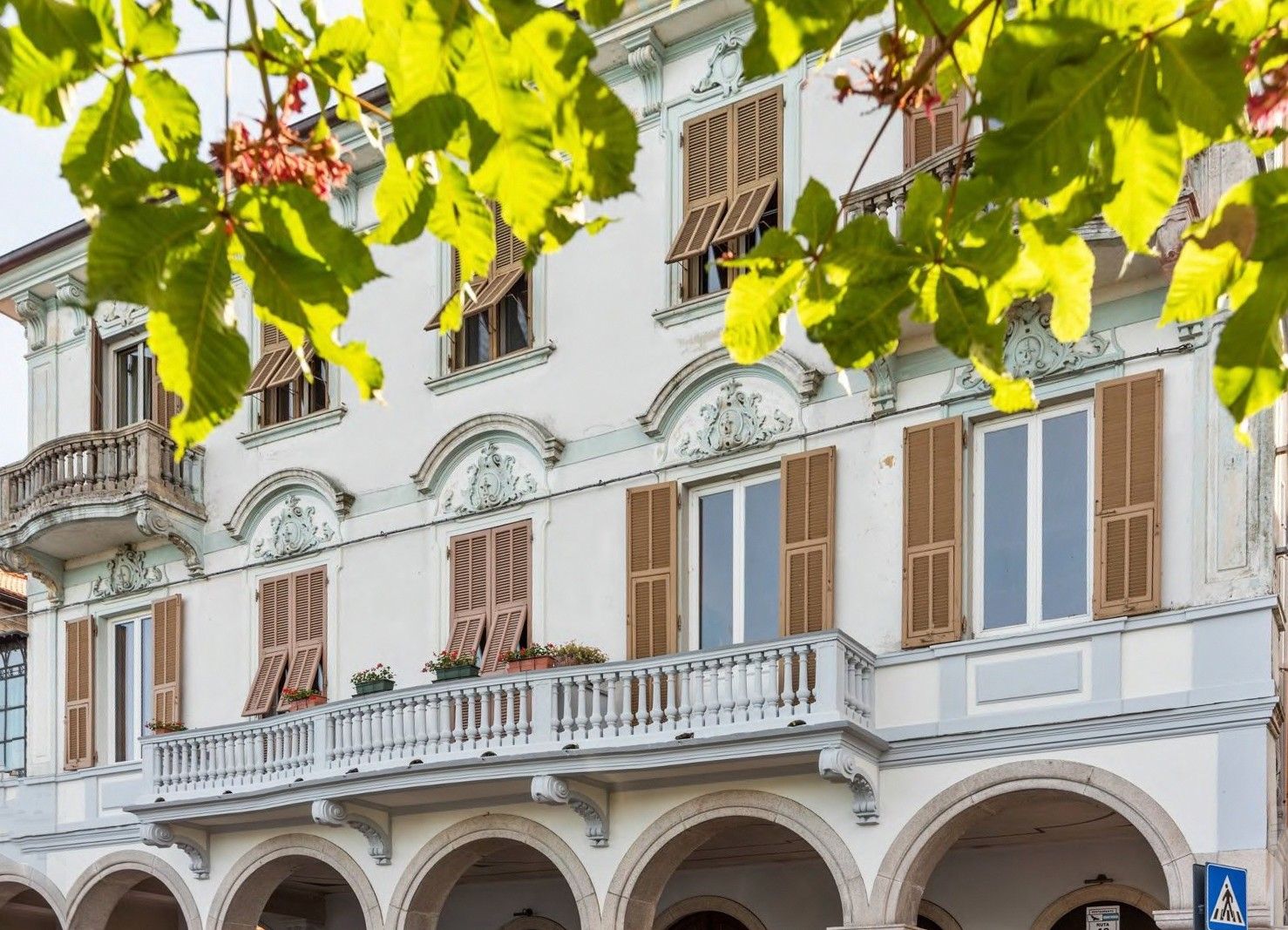 Immagini Luminoso attico di 150 mq sul lungolago di Lesa in palazzo storico con terrazzo