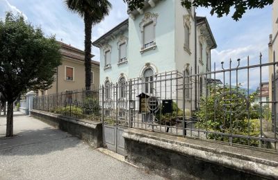 Charakterimmobilien, Lago Maggiore Ostufer: Drei-Zimmer-Wohnung in Jugendstilvilla in Laveno