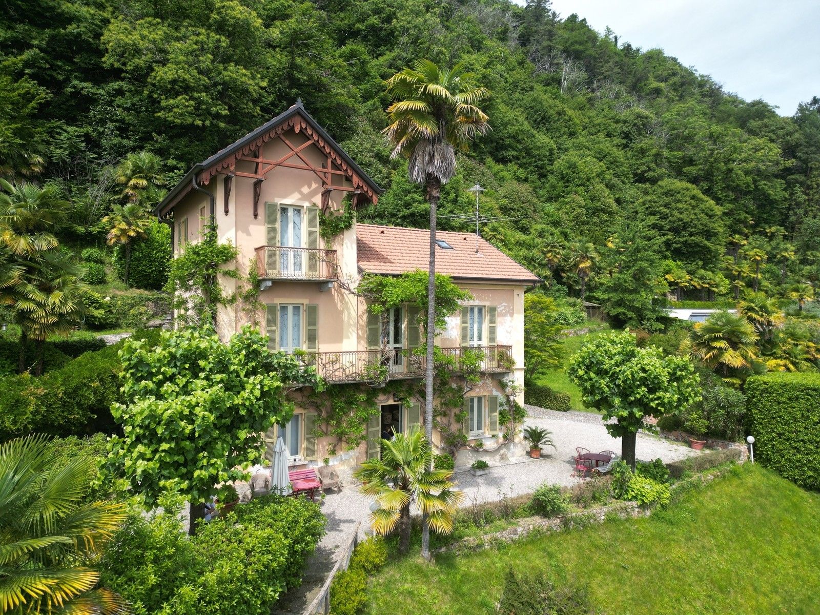 Fotos Lago Maggiore Meina historische Villa mit Dependance und herrlichem Seeblick auf die Rocca d'Angera