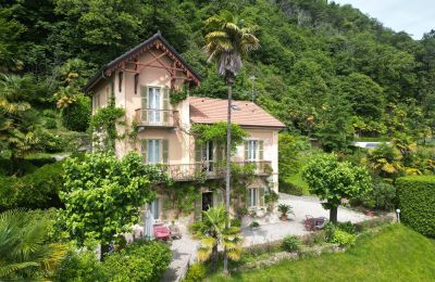 Charakterimmobilien, Lago Maggiore Meina historische Villa mit Dependance und herrlichem Seeblick auf die Rocca d'Angera