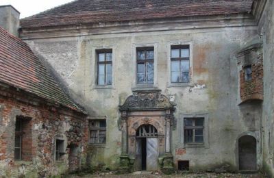 Schloss kaufen Osetno, Pałac w Osetnie, Niederschlesien, Innenhof