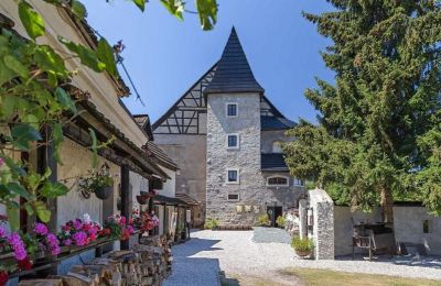 Burg kaufen Karlovarský kraj, Innenhof