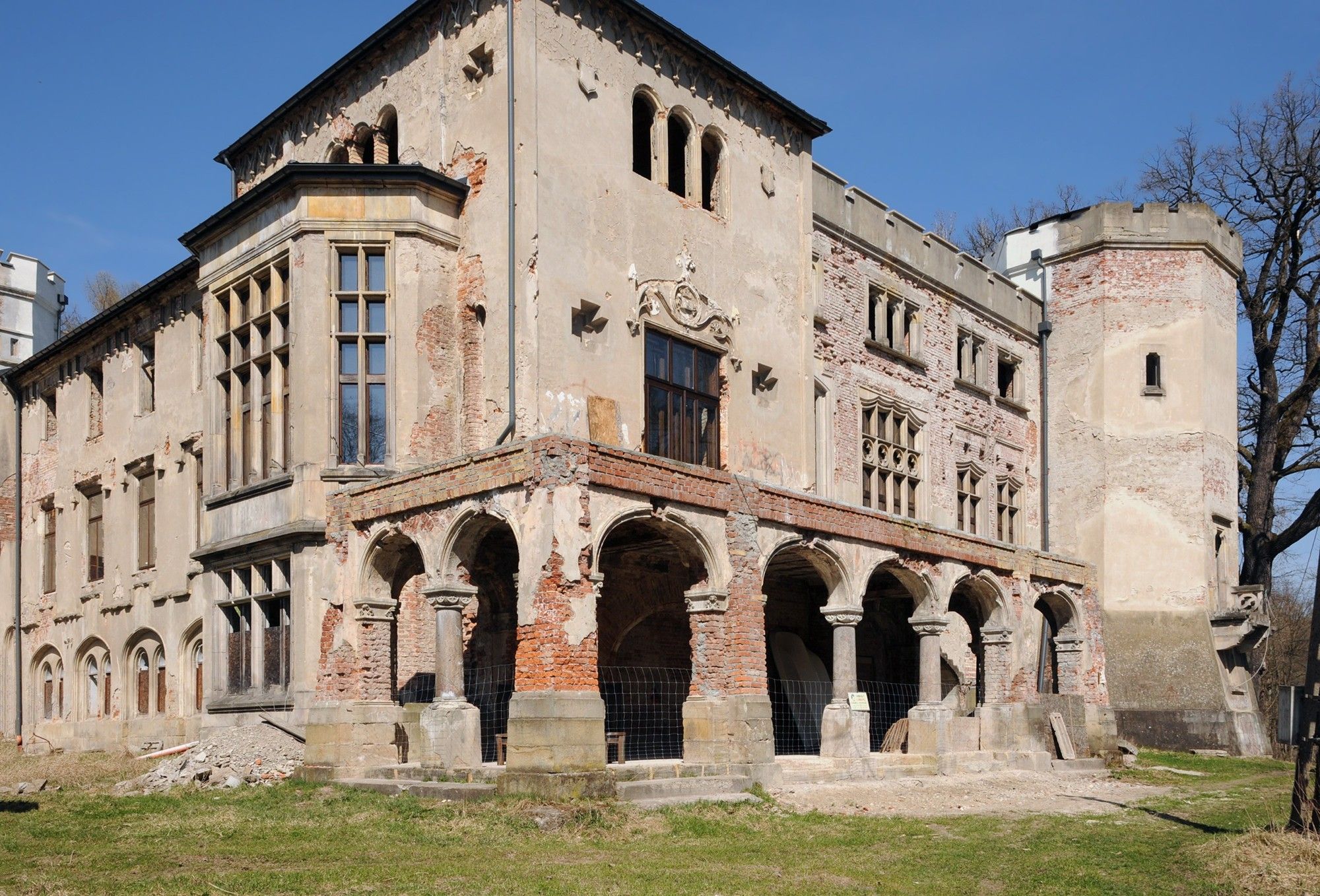 Fotos Neogotisches Schloss in Zagórzany - Vierflügelanlage mit Innenhof