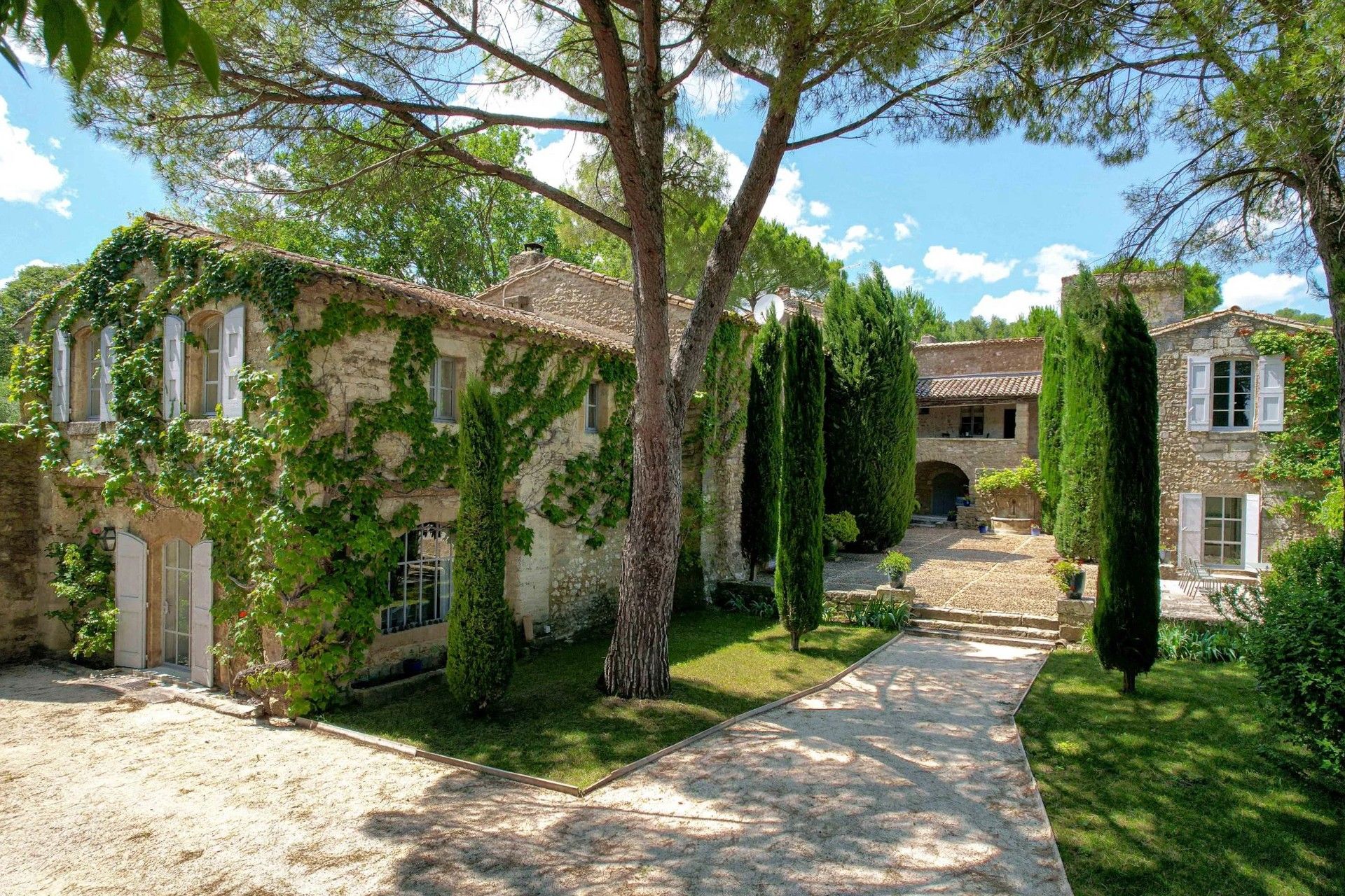 Photos Domaine provençal dans un cadre naturel privé