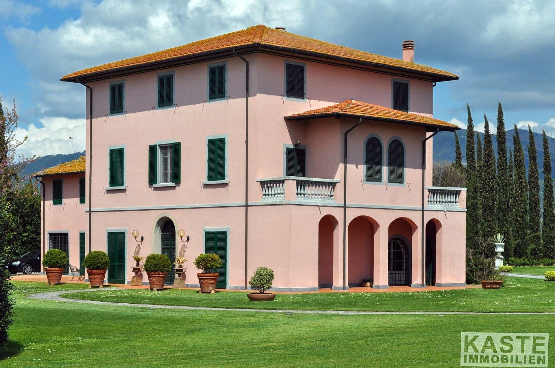 Immagini Villa toscana classicista con ampio giardino