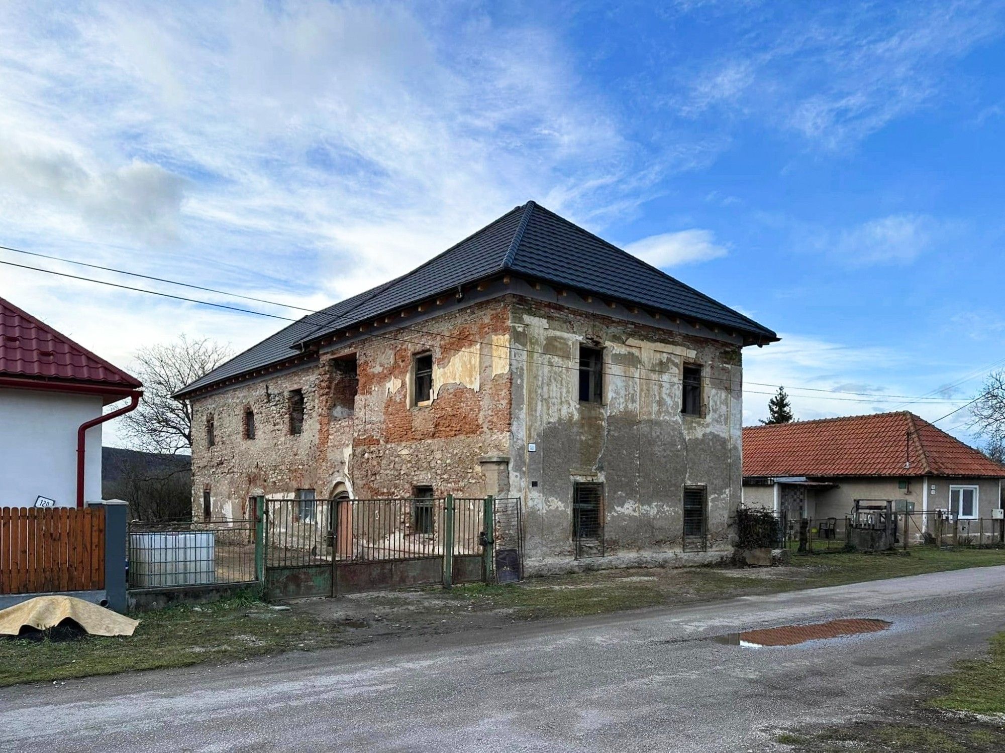 Fotos Gutshaus mit neuem Dach in der Westslowakei - kein Schutzstatus