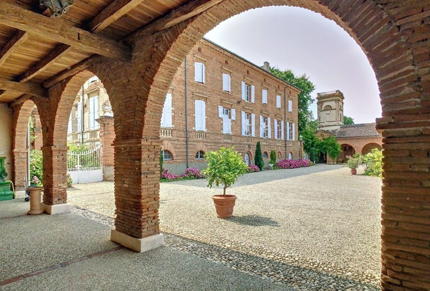 Immagini Elegante Castello Restaurato a Toulouse – Immobile Storico con Grande Parco