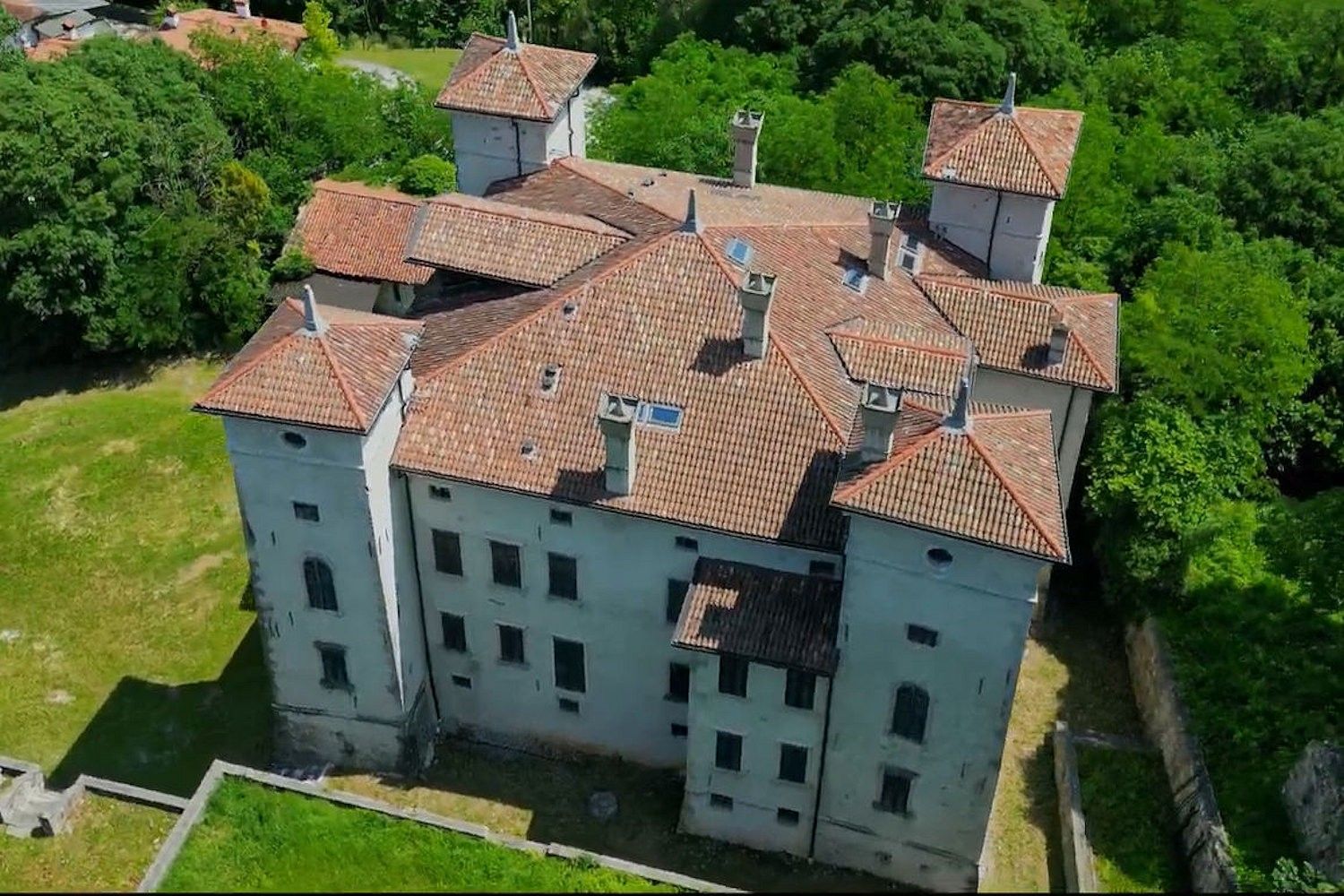 Fotos Schlossgut in Norditalien mit Weinbergen und Golfplatzprojekt