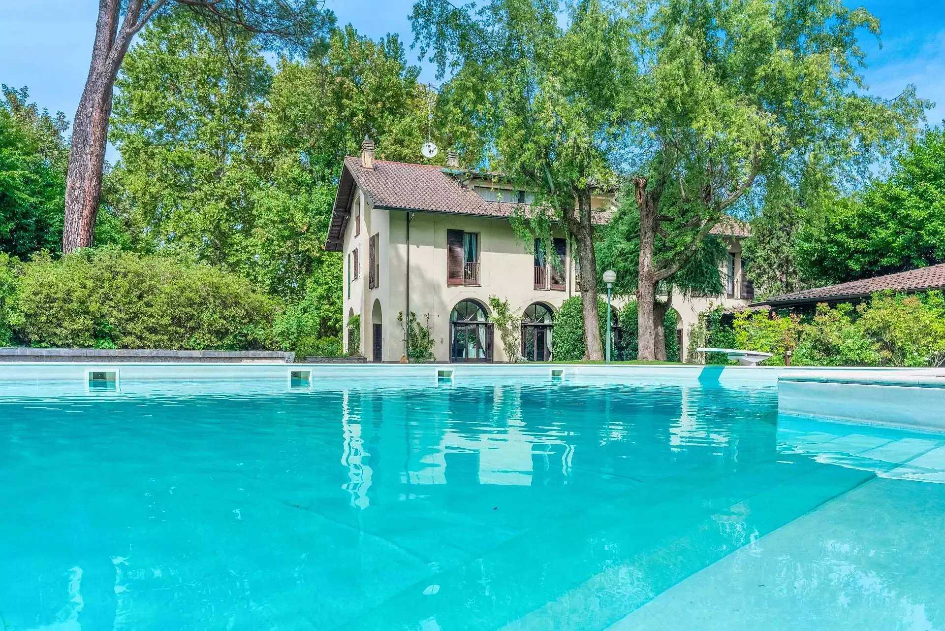 Immagini Villa d'epoca sul Ticino in vendita con piscina e parco secolare