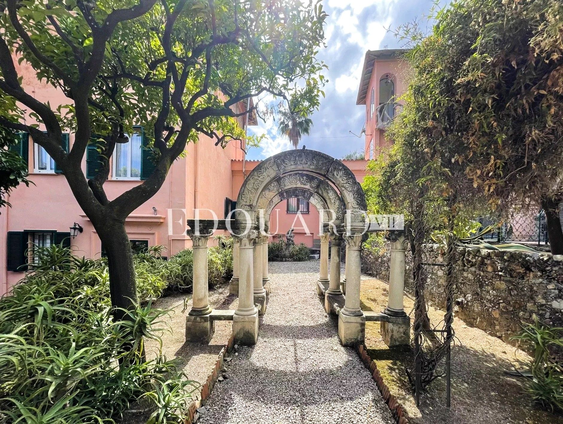 Immagini Villa storica con giardino e vista mare a Mentone