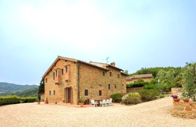 Landhaus kaufen Figline e Incisa Valdarno, Toskana, RIF 2966 Haupthaus und Vorplatz