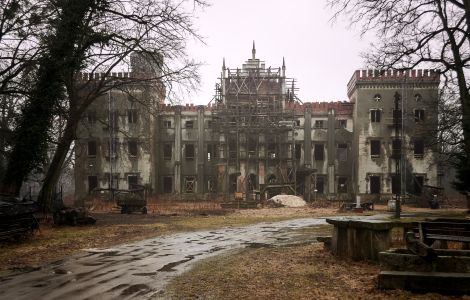  - Stattliche Schlossruine im ländlichen Raum