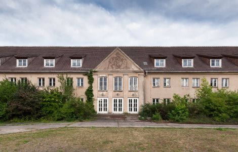 Herzberg, Straße der Jugend - Ehemalige Landwirtschaftsschule in Herzberg - erbaut in den 70er Jahren im Gutspark 