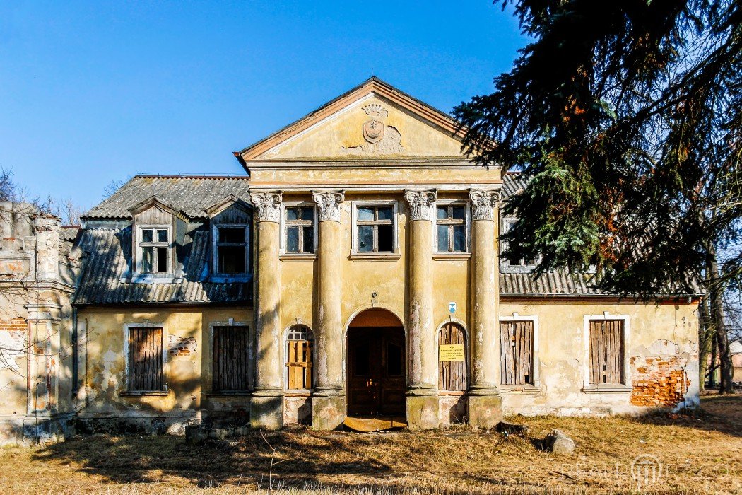 Unsaniertes Gutshaus im neoklassizistischen Stil, Polen