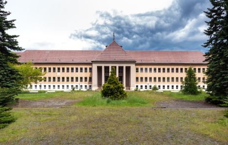 Ballenstedt, Großer Ziegenberg - Hauptgebäude mit Hörsaal des früheren SED-Schulungszentrums Großer Ziegenberg in Ballenstedt