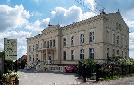  - Gutshäuser in Westpommern: Hotel "Akacjowy Dwor" in Trzebiatów (Treptow)