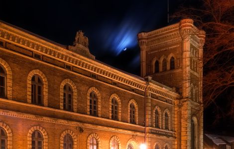 Dargun, Platz des Friedens - Herzogliches Verwaltungsgebäude und früheres Rathaus in Dargun